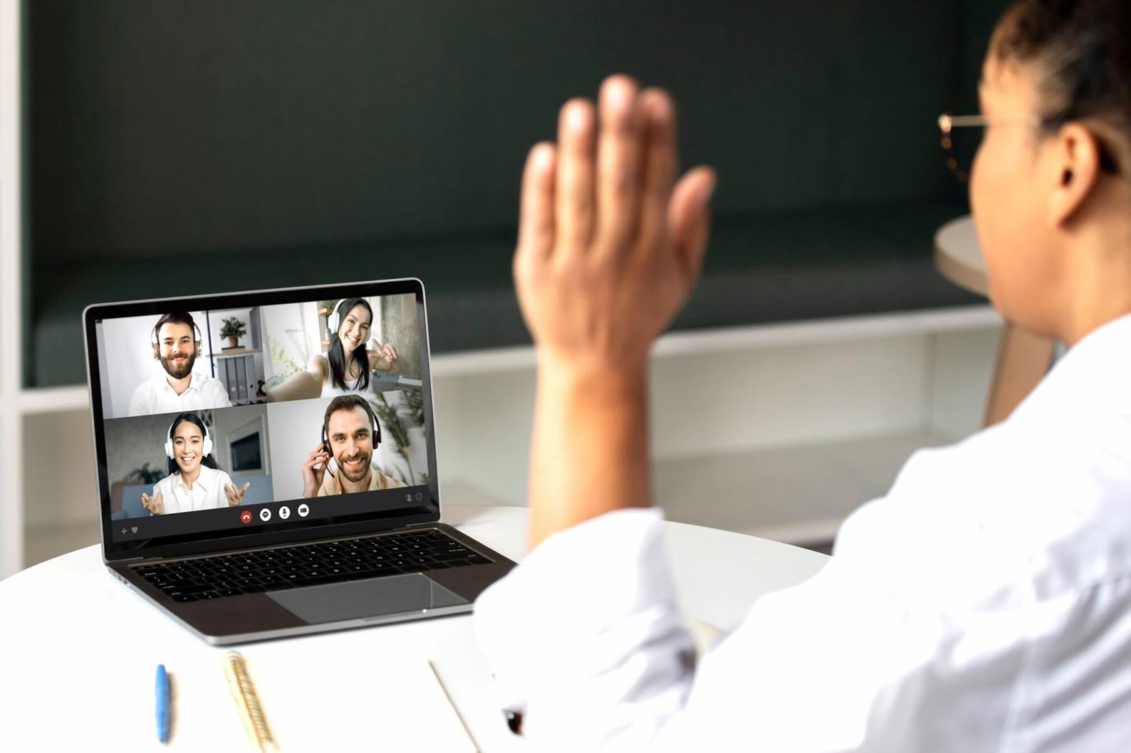 Étudiants travaillant sur des projets web concrets
